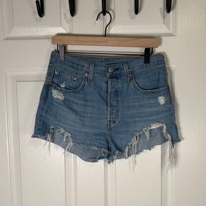 Levi’s Distressed Denim Shorts Light Wash Raw Hem Size W28